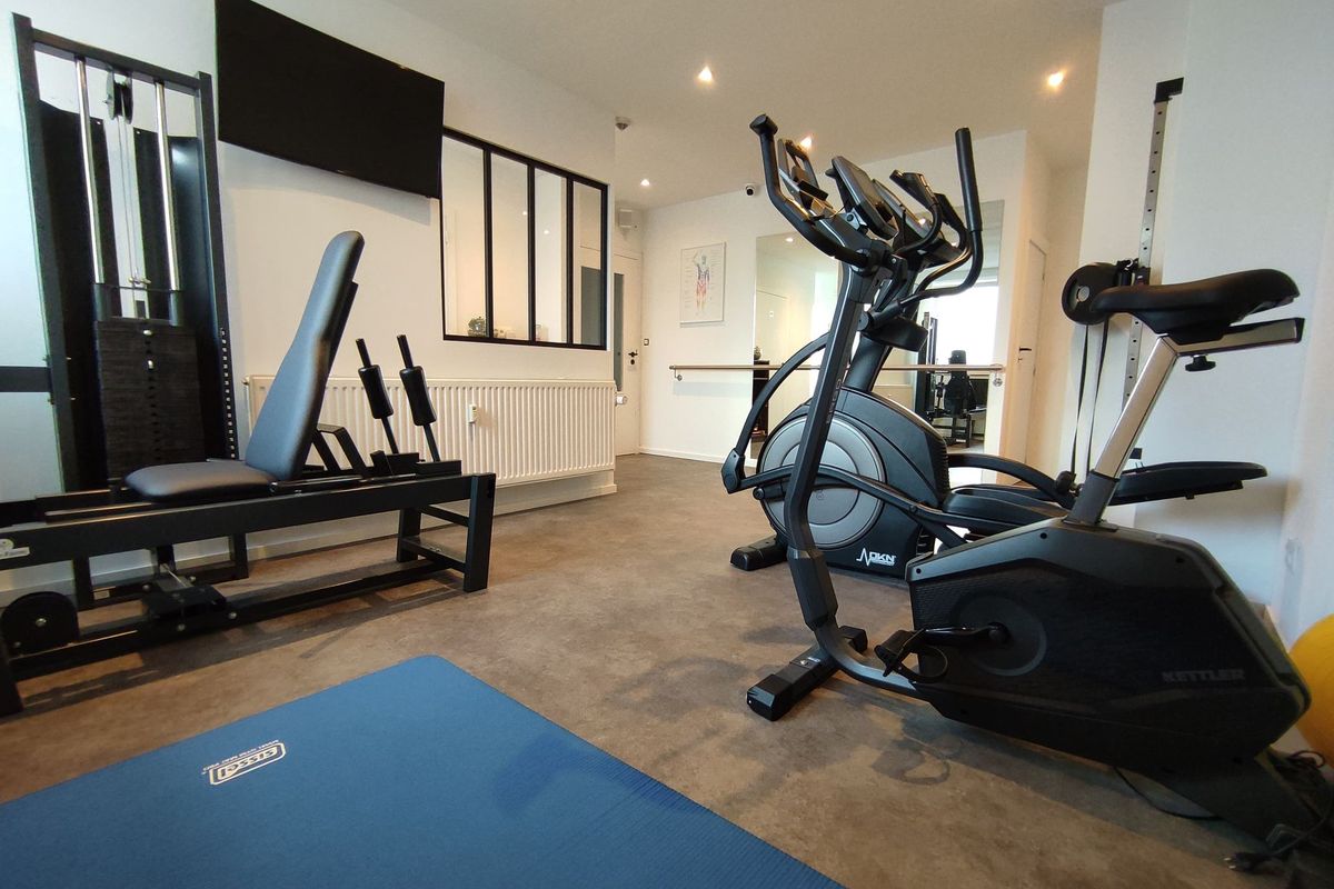 Salle de sport du cabinet KINEFLOW équipée pour la rééducation et le renforcement musculaire