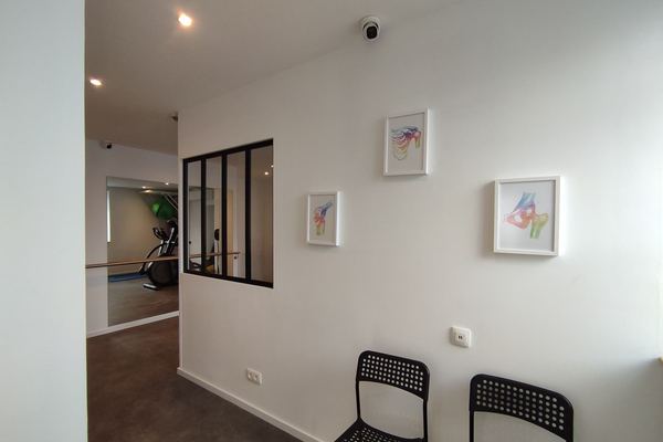 Espace de kinésithérapie avec mur en pierre naturelle