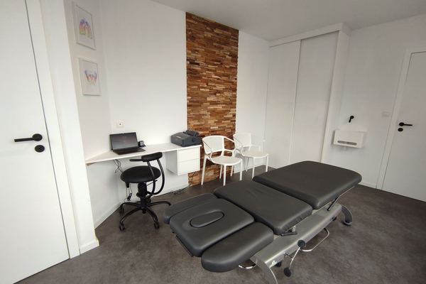 Cabine de soin individuelle avec table de traitement