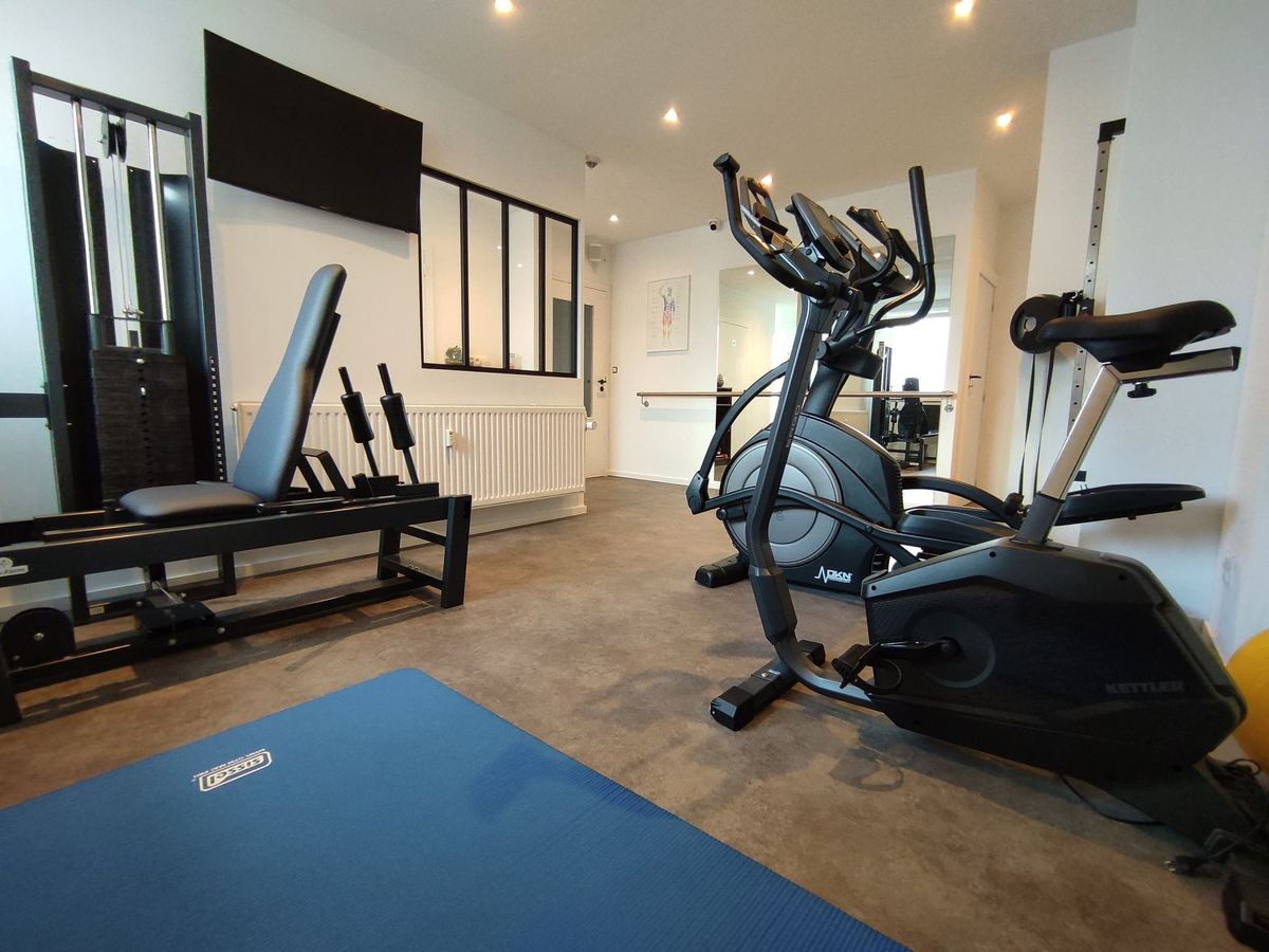Salle de sport équipée pour la rééducation et la proprioception au cabinet KINEFLOW
